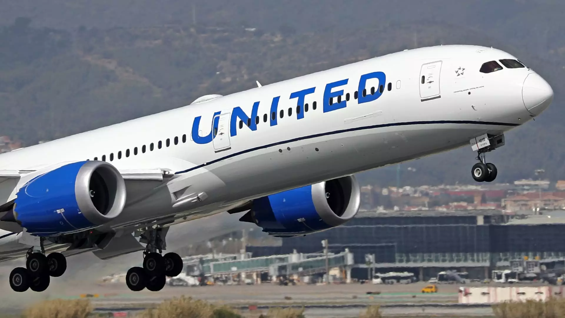 Pilots at United Airlines Approve New Contract amid Industry Shortage