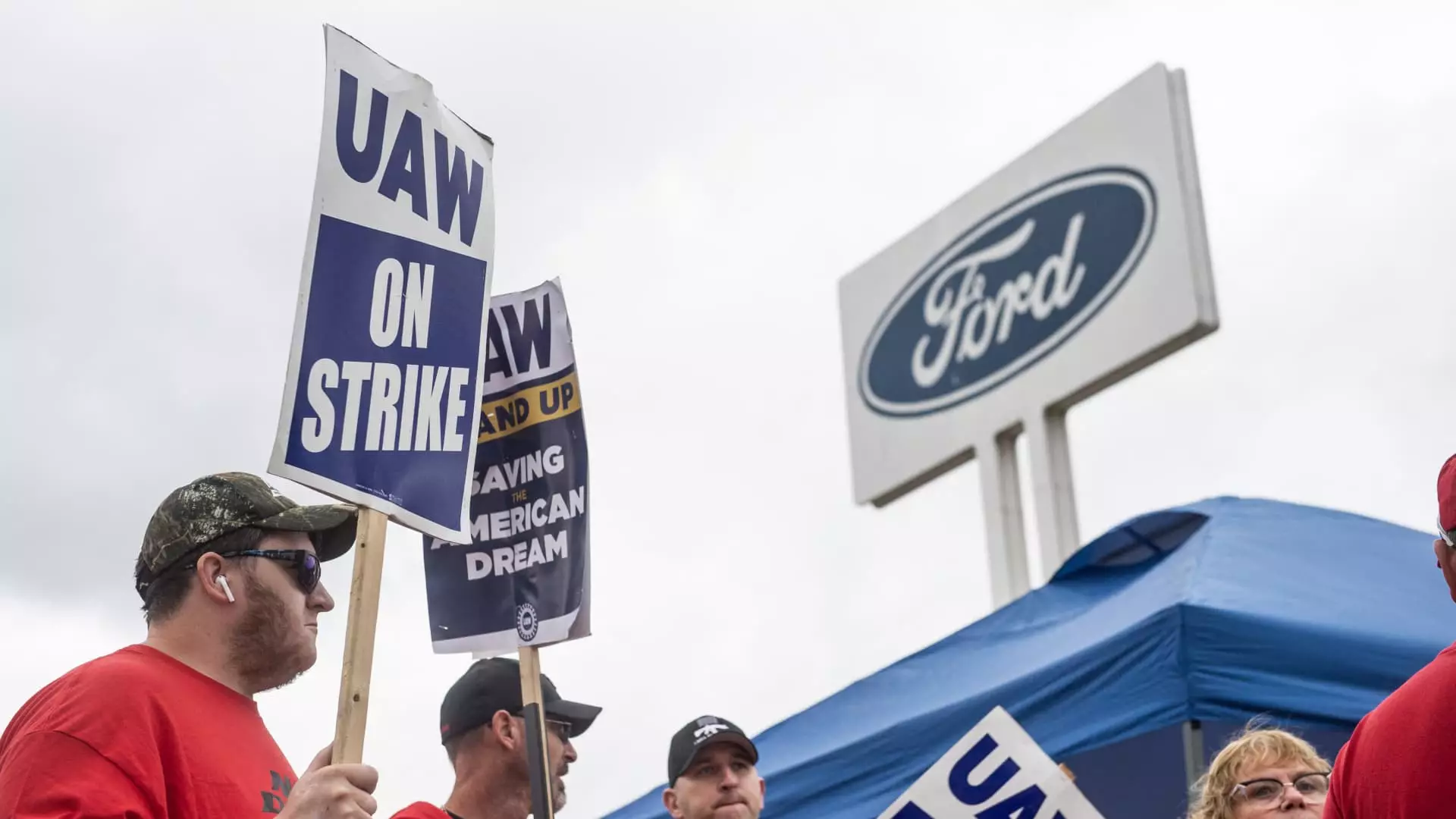 The UAW and Ford Motor Reach Tentative Agreement: A Detailed Analysis