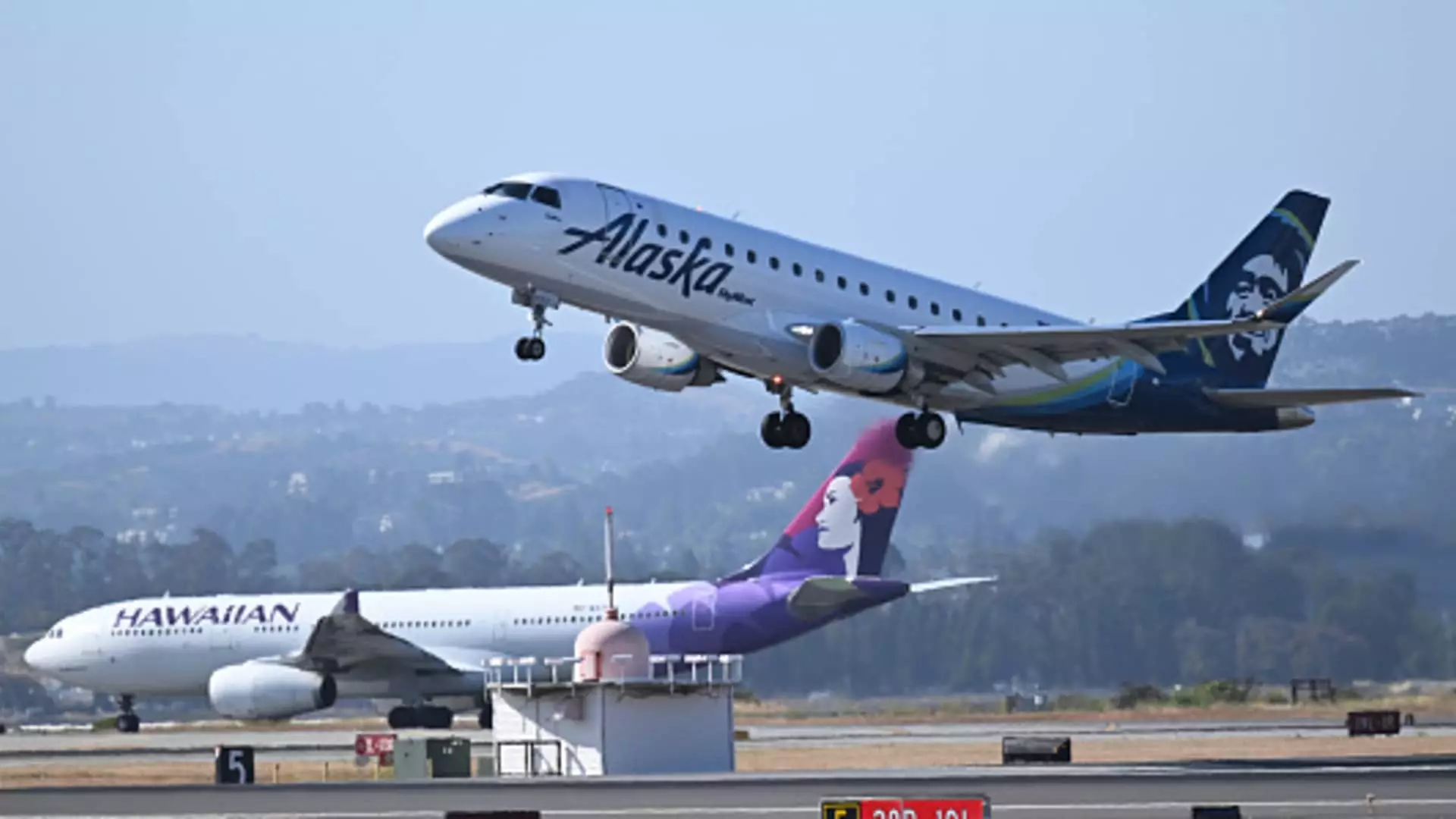 Alaska Air Group Acquires Hawaiian Airlines in $1.9 Billion Deal