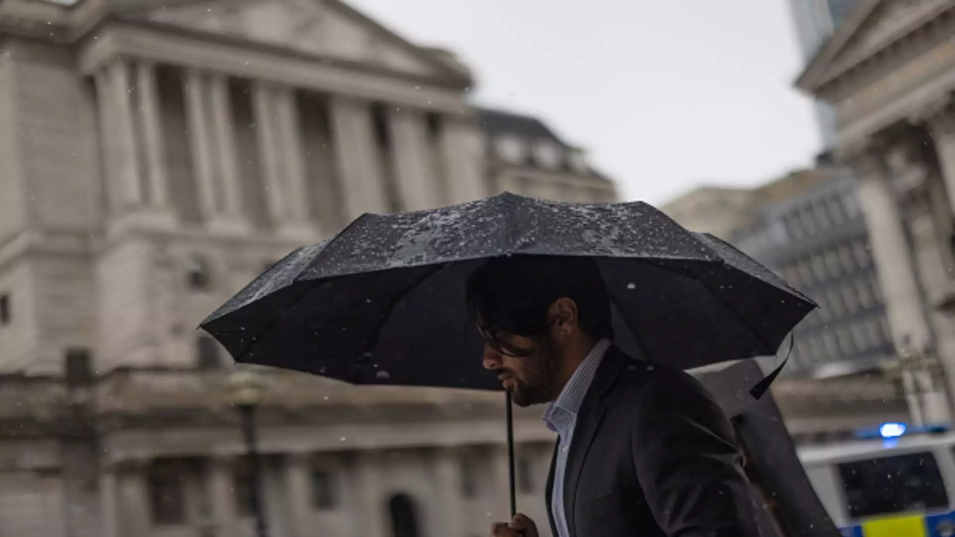 The Bank of England Warns of Challenging Economic Risks Amidst Higher Borrowing Costs