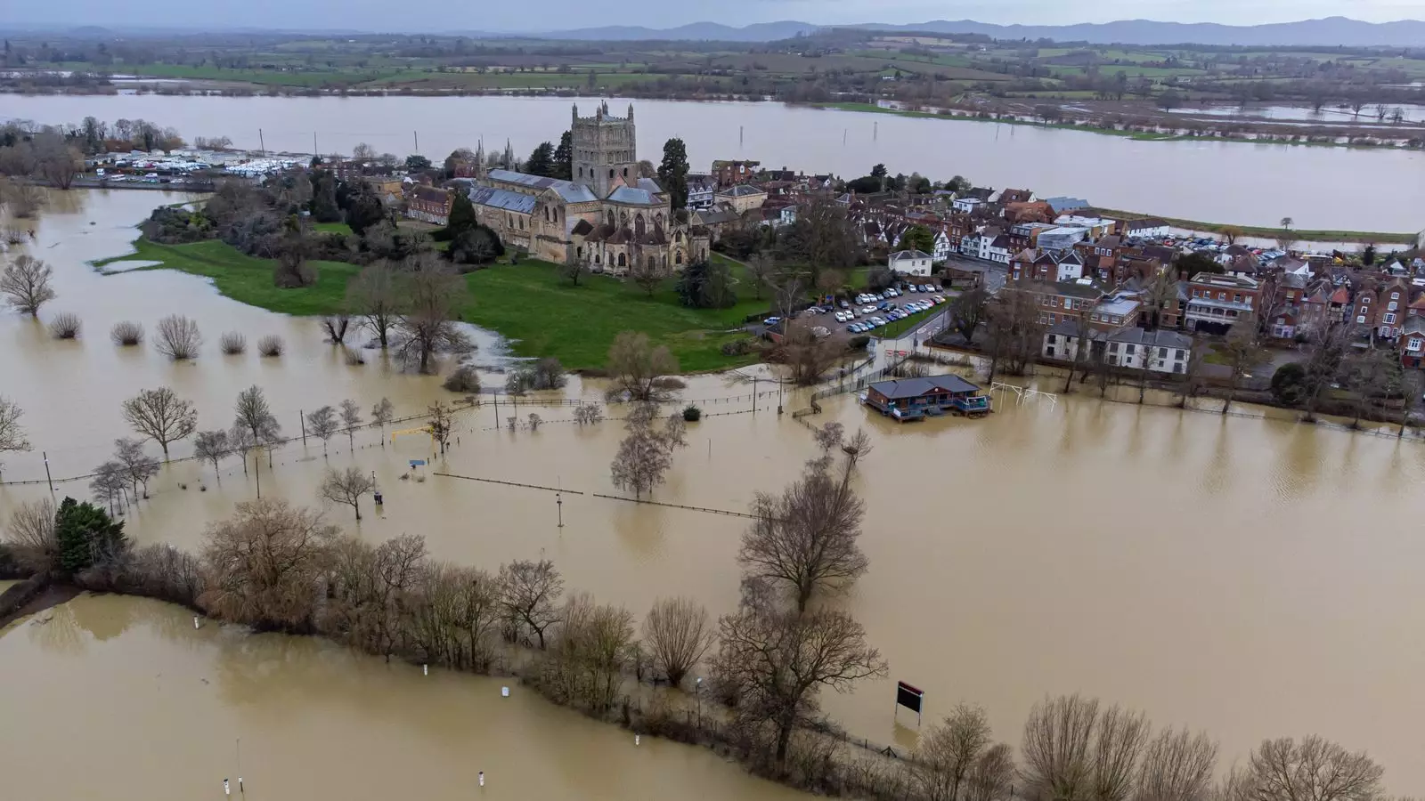 Bracing for Wild Weather: Britons Warned of Storm Gerrit’s Aftermath