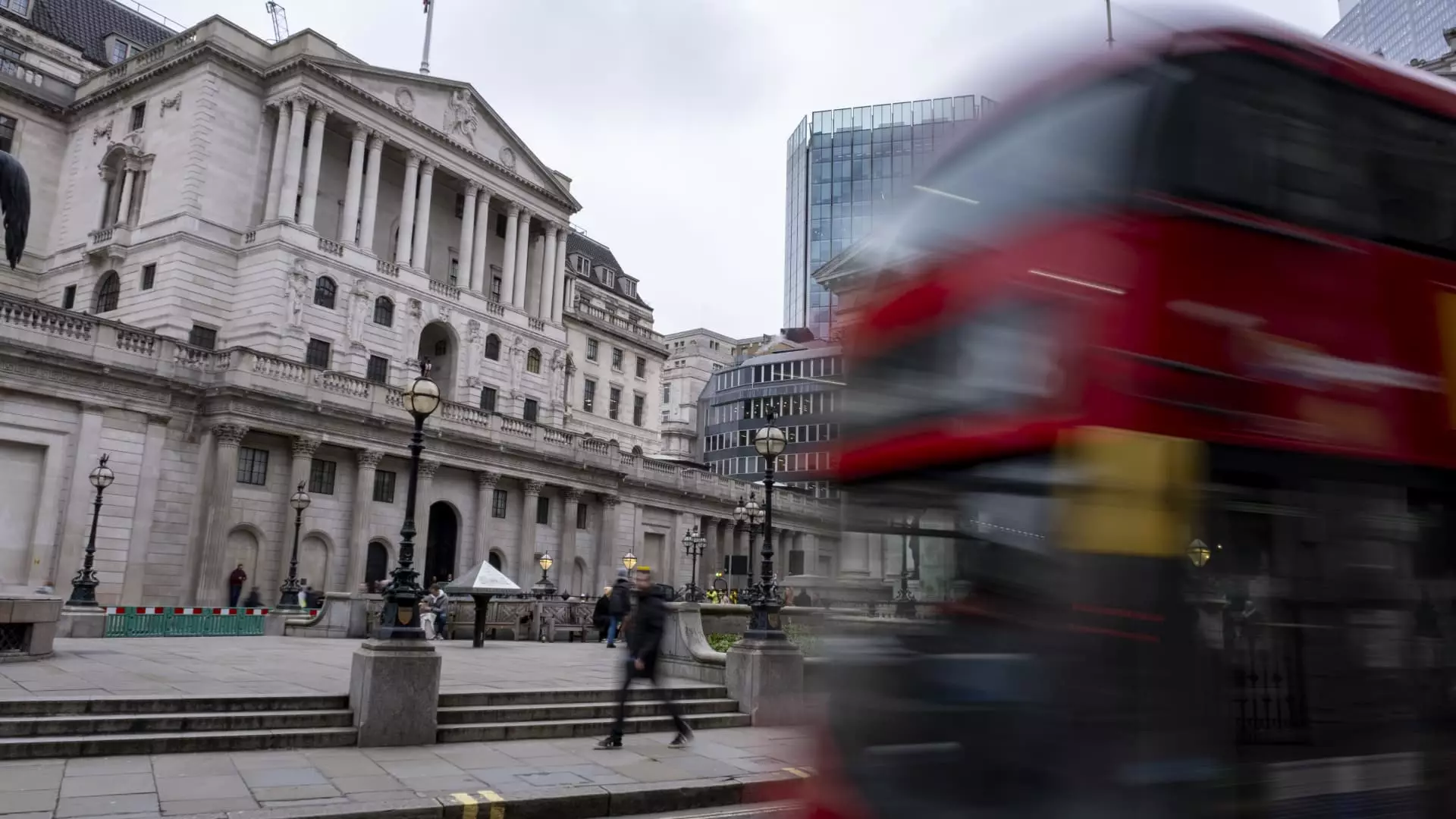 Bank of England Hints at Interest Rate Cuts Amid Falling Inflation