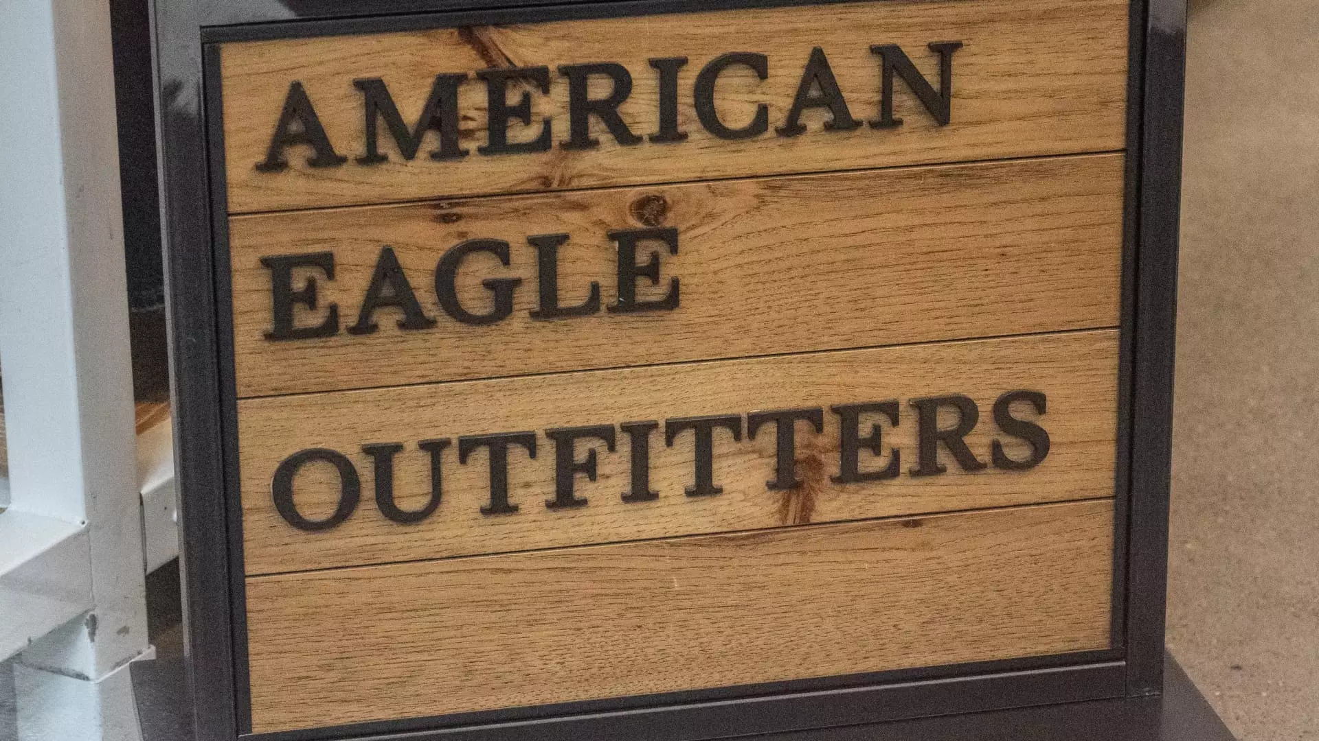 American Eagle Shows Profitability Gains Despite Weak Sales