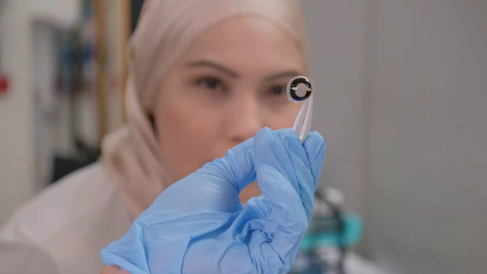 The Innovation of Battery-Powered Smart Contact Lenses