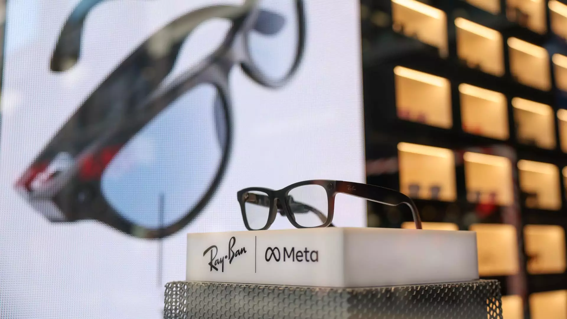 The Rise of Smart Glasses: Navigating Challenges and Opportunities in a Competitive Market