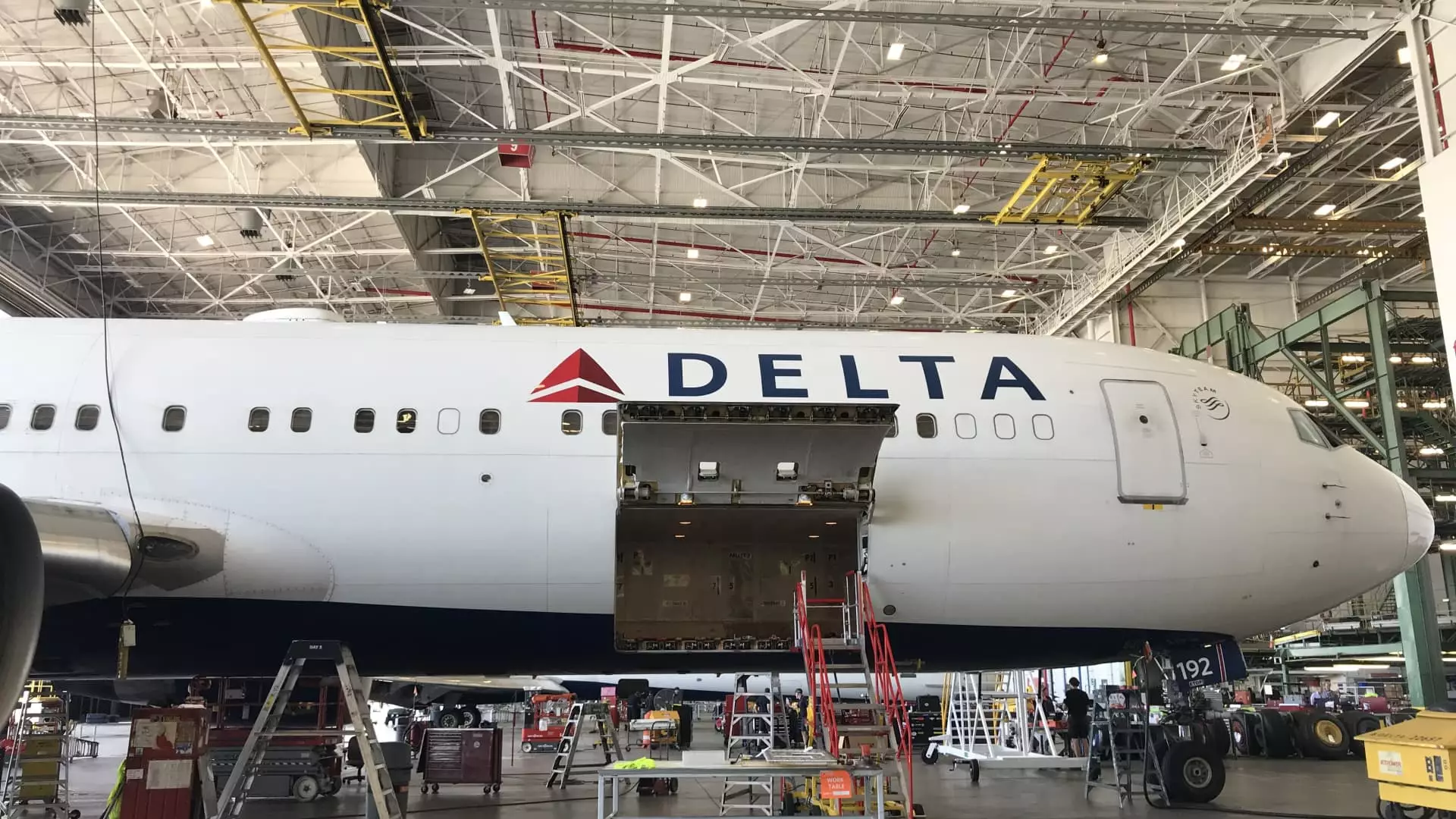 Delta Air Lines Forecasts Strong Fourth Quarter Earnings Amid Challenges