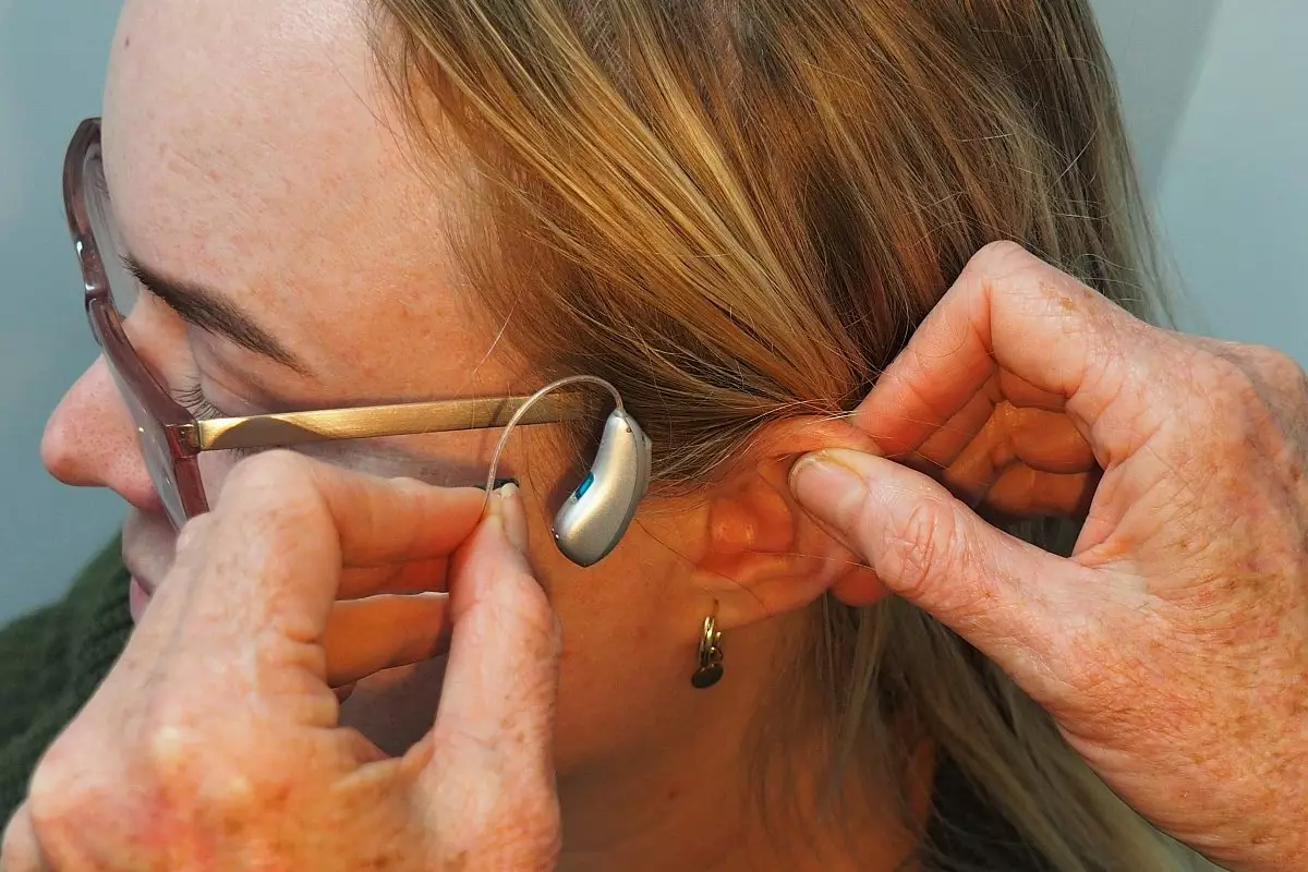 Enhancing Accessibility: FCC’s Pioneering Rules for Mobile Phone Compatibility with Hearing Aids