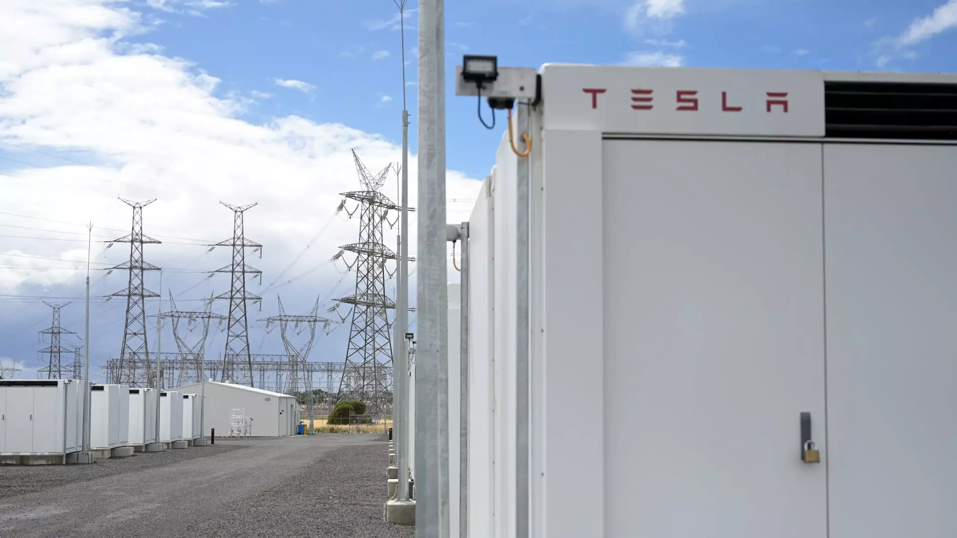 Overcoming Geopolitical Turbulence: Tesla’s Ambitious Leap into China’s Battery Storage Market